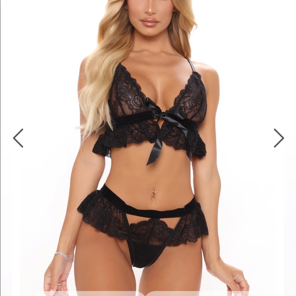 FashionNova Flutter Lace two piece set S/M